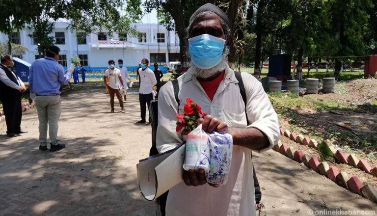 आयुर्वेदिक औषधि र पुष्पगुच्छा बोकेर बिदा भए निको भएका संक्रमित