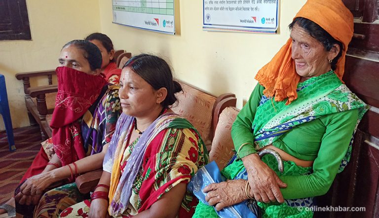 कमाउने मान्छे भारतमै अलपत्र, राहत माग्दै वडा कार्यालयमा गृहिणी