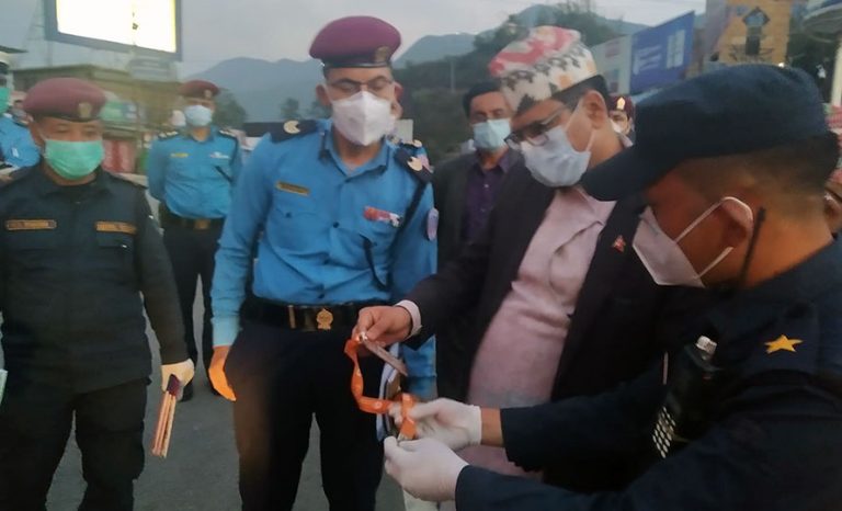 प्रधानमन्त्रीको असन्तुष्टिपछि गृह सचिव र प्रहरी प्रमुख नाका निरीक्षणमा
