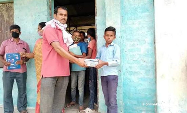पाठ्यपुस्तक बाँड्न भन्दै जनप्रतिनिधिले नै खुलाए विद्यालय