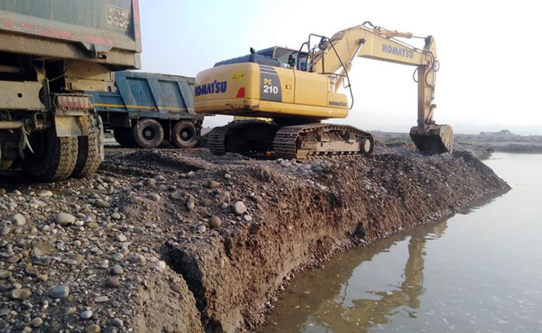 राप्ती नदीमा एक्स्काभेटरले उत्खनन् गर्न रोक