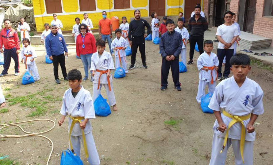 मनकारी राजभण्डारी दम्पत्ती : १५० परिवारलाई खाद्यान्न वितरण