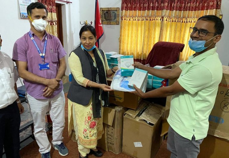 भरतपुर महानगरपालिकालाई एनआरएनको स्वास्थ्य सामग्री