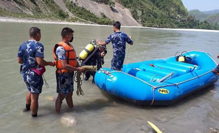 बेपत्ताको खोजीमा परिचालित गोताखोरको डुंगा पल्टियो