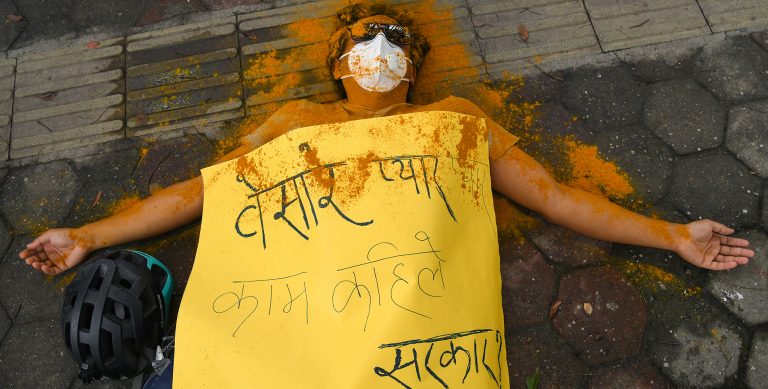 सडकमा लम्पसार परेर सरकारको विरोध