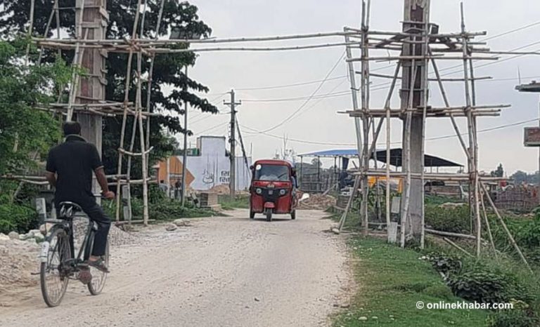 गेट बनाउन नदिएको भन्दै सांसदले दिए मेयरविरुद्ध उजुरी