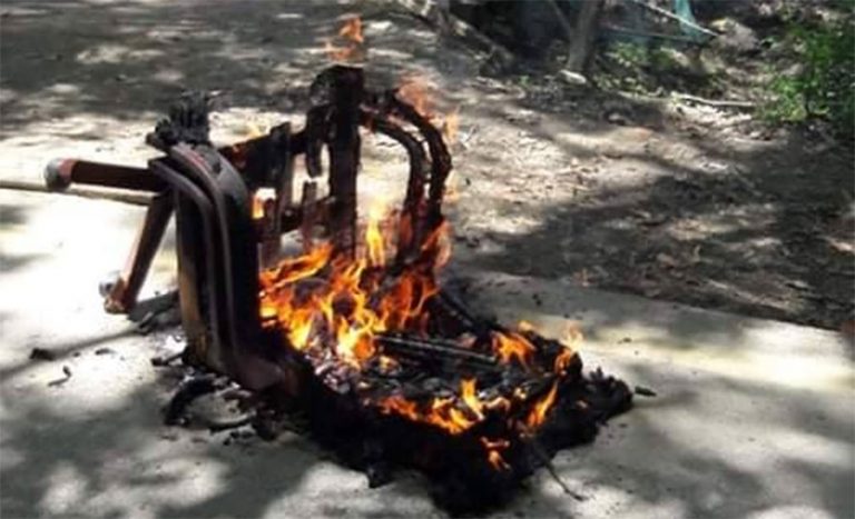 नेविसंघ कार्यकर्ताले त्रिवि उपकुलपतिको कुर्सी जलाए
