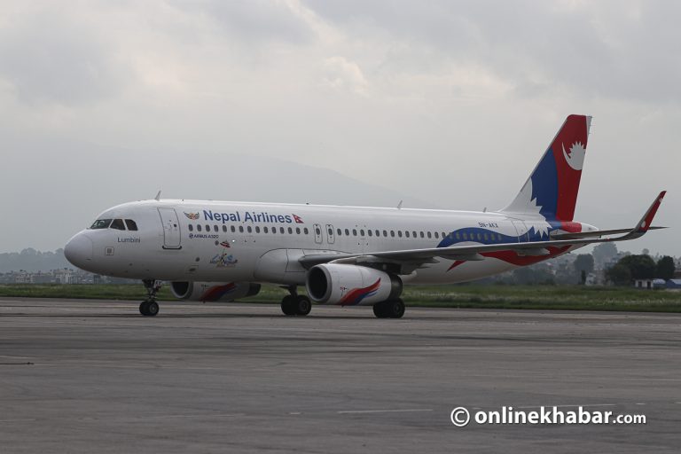 अक्सिजन सिलिण्डर लिन नेपाल एयरलाइन्सको विमान ओमान जाने