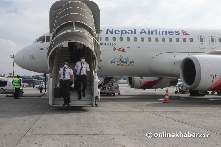 अक्सिजन सिलिण्डर लिन नेपाल एयरलाइन्सको जहाज बेइजिङ जाँदै