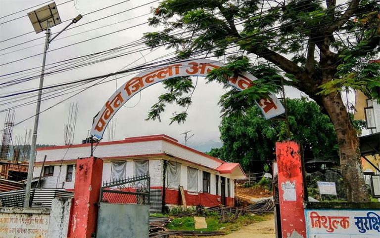 पर्वत अस्पतालका ५ स्वास्थ्यकर्मीमा कोरोना, आकस्मिकबाहेकका सेवा बन्द