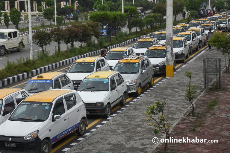 ट्याक्सीको नयाँ मापदण्ड उल्झनमा, एक वर्षदेखि सट्टा दर्ता बन्द