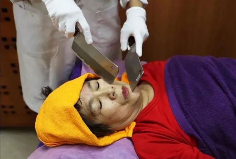 छुरीले मसाज गर्ने अनौंठो परम्परा, जुन २ हजार वर्षदेखि चलिरहेको छ