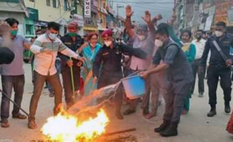नागरिकताको ७ वर्षे प्रावधानविरुद्ध जनकपुरमा प्रधानमन्त्रीको पुत्ला दहन