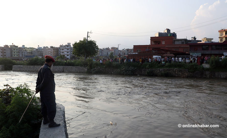 भक्तपुरमा ढलमा लडेका व्यक्ति हराएपछि खोजी सुरु
