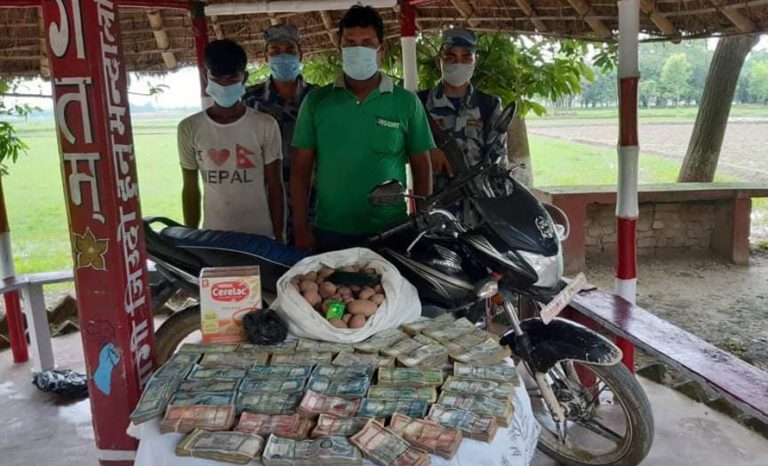 आलुको बोराबाट साढे तीन लाख रुपैयाँ बरामद, दुई जना पक्राउ