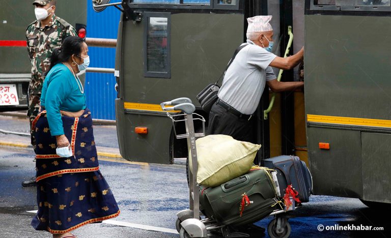 म्यानमारबाट फर्केका नेपाली भन्छन् : काठमाडौं उत्रिनासाथ धर्तीलाई ढोगेँ