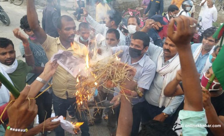 धनुषा र सप्तरीमा प्रधानमन्त्रीको पुत्ला दहन