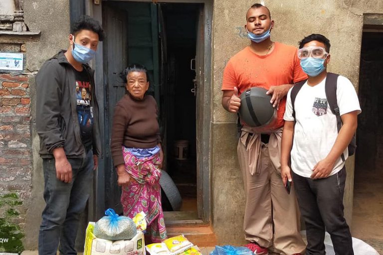 प्रवासी नेपालीद्वारा श्रमिकलाई राहत