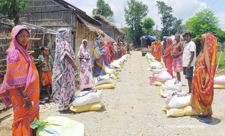 सप्तरीका मुसहर समुदायलाई खाद्यान्न वितरण