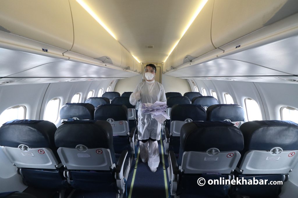 महामारीका कारण घट्न थाले हवाई यात्रु, उडान कटौती