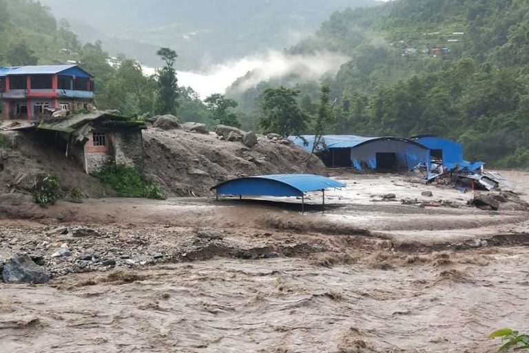 सिन्धुपाल्चोक बाढीपहिरोमा बेपत्ताको खोजी कार्य जारी