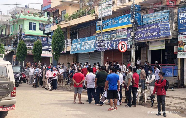 व्यवसायीले बन्द गराए वीरेन्द्रनगर बजार