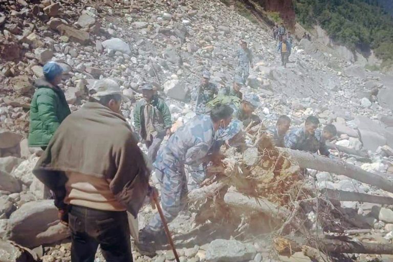 छाङरुमा सडक मर्मत गर्दै सशस्त्र प्रहरी, तीन बीओपी थपियो