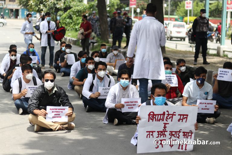 स्वास्थ्यकर्मीमाथि कुटपिट गरे तीन वर्षसम्म जेल