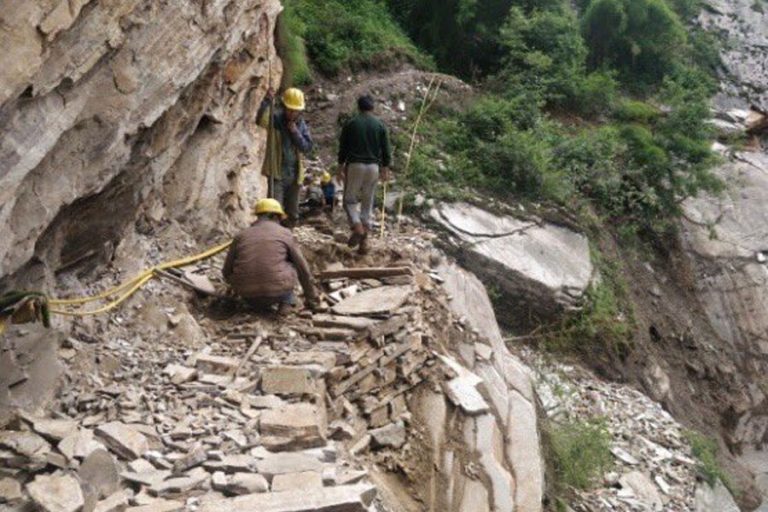 छाङरुका नागरिकका लागि सेनाले घाँटीबगरमा २५० मिटर ट्याक खोल्यो