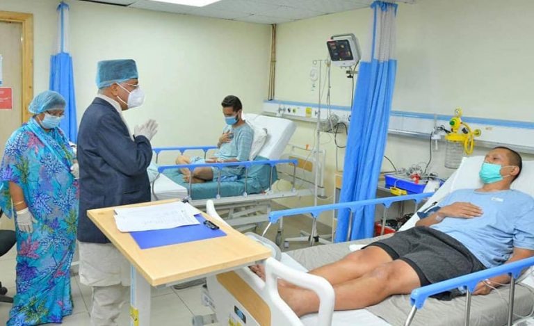 अनशनरत ई: र पुकारलाई भेट्न अस्पताल पुगे प्रधानमन्त्री