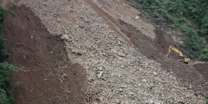 मखनगल्लीमा भत्कियो एकसय वर्ष भन्दा पुरानो घर