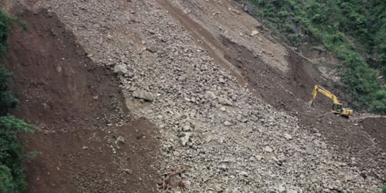 मखनगल्लीमा भत्कियो एकसय वर्ष भन्दा पुरानो घर