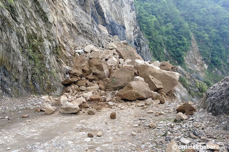 पहिरोले गुल्मीको वामी–रिडी सडकखण्ड अवरुद्ध