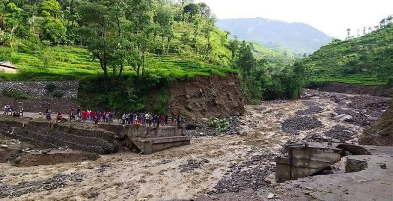 बाजुराको ताप्रिसेरा पक्की पुल बाढीले बगायो