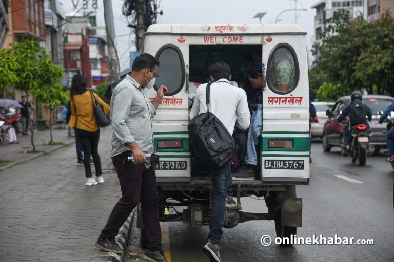 सार्वजनिक यातायातमा फिर्ता नहुने रु.२ को हिसाब : दैनिक करिब ४० लाख ठगी !