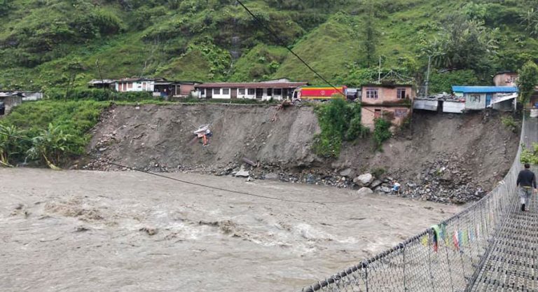 बाढीपहिरोले सिन्धुपाल्चोकका सडक क्षतविक्षत, त्रासले स्थानीयवासी रातभर घर बाहिरै