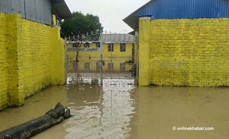 सप्तरीमा खाँडो नदीको बाढी गाउँ पस्दा ३० घर डुबानमा 