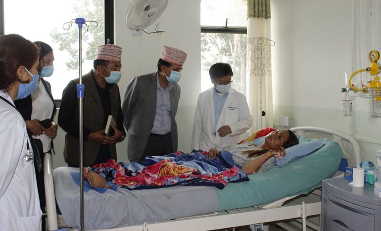 एसिड आक्रमणमा परेकी युवतीसँग स्वास्थ्यमन्त्रीले भने–उपचारमा सरकारले सघाउँछ