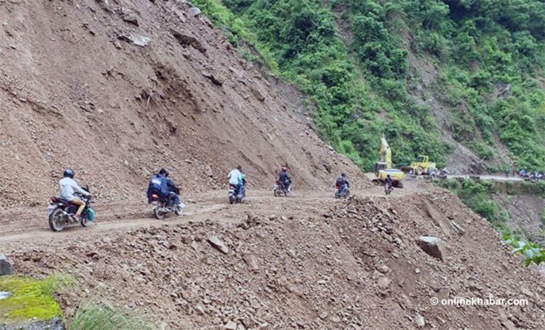 सुख्खा पहिरोले तानसेन बुटवल सडकखण्ड अवरुद्ध