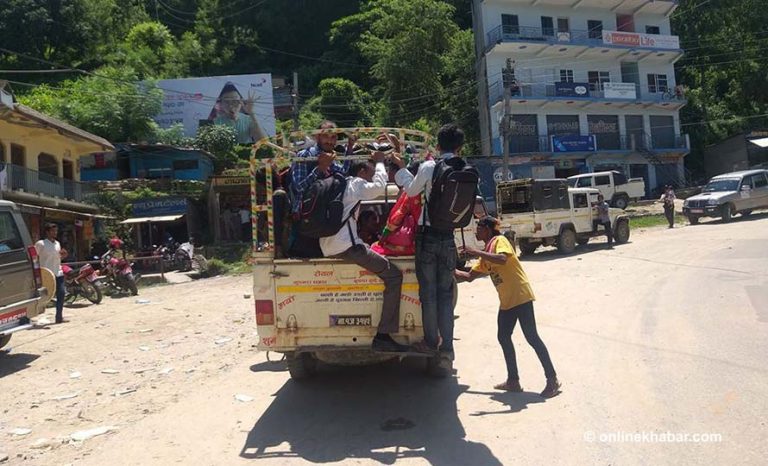 डोटीका सार्वजनिक यातायातमा यात्रु दोब्बर, भाडा तेब्बर 