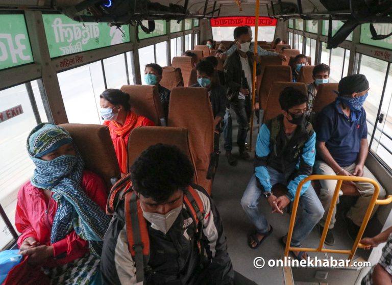 सार्वजनिक यातायातमा न स्यानिटाइजर न दूरी, भाडा मात्र बढी   