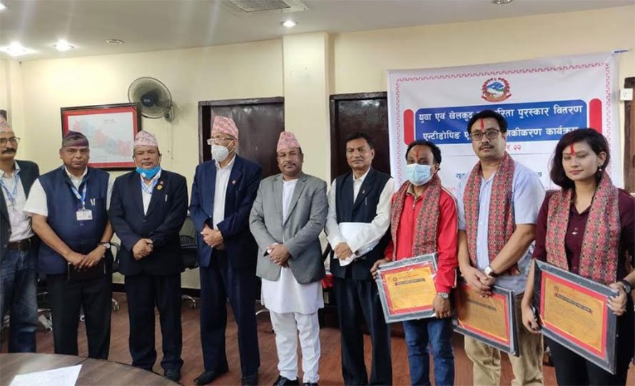 खेलकुद र युवा पत्रकारिता पुरस्कार प्रदान
