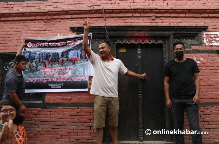 खोकनावासीद्वारा वडा कार्यालयमा तालाबन्दी, रोपाइँलाई निरन्तरता दिने