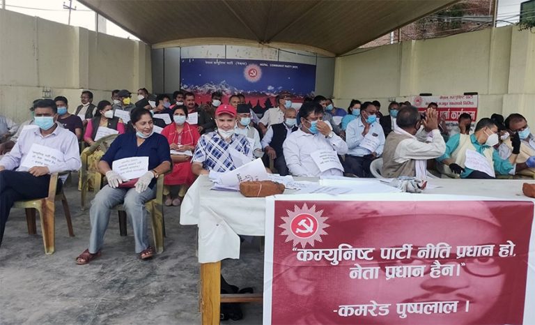 विभाजन मञ्जुर छैन भन्दै धुम्बाराहीमा नेकपा नेताको धर्ना