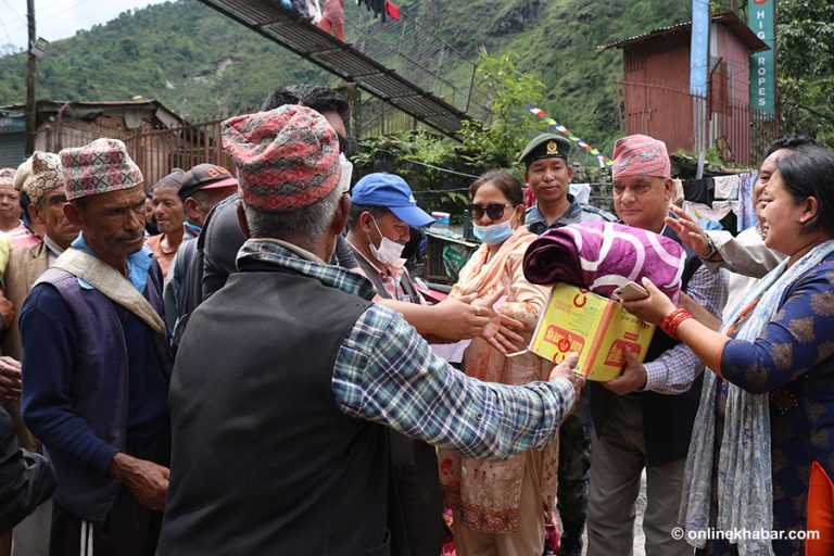 सिन्धुपाल्चोकका बाढी पहिरो पीडितलाई वर्षापछि घर बनाइदिने मन्त्रीको आश्वासन