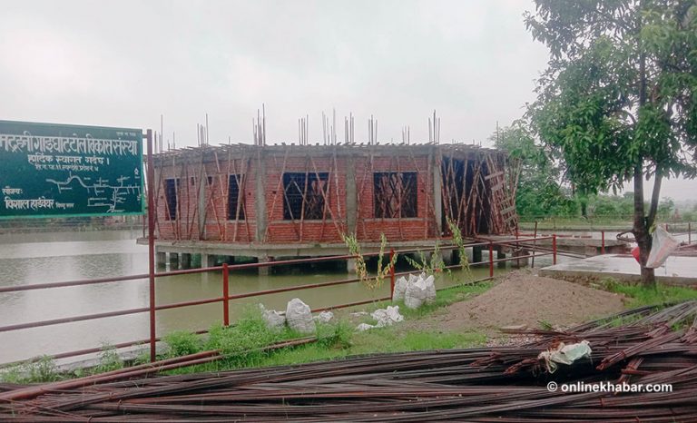 तिलोत्तमामा प्राचीन पोखरी मिचेर वडा भवन बनाइँदै