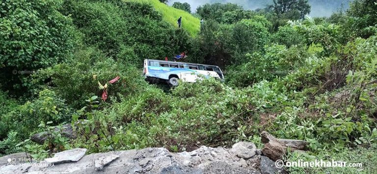 डोटीमा बस दुर्घटना, ३ जनाको मृत्यु