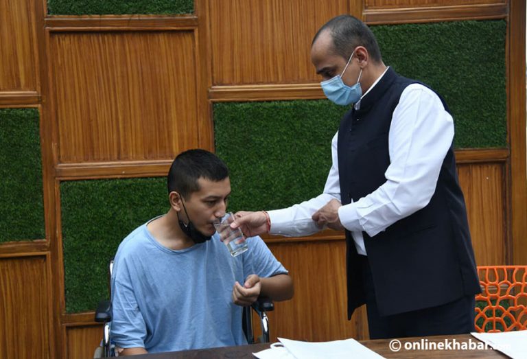 २३ औं दिनमा ईः ले तोडे अनसन, स्वास्थ्य मन्त्रालयसँग १२ बुँदे सहमति