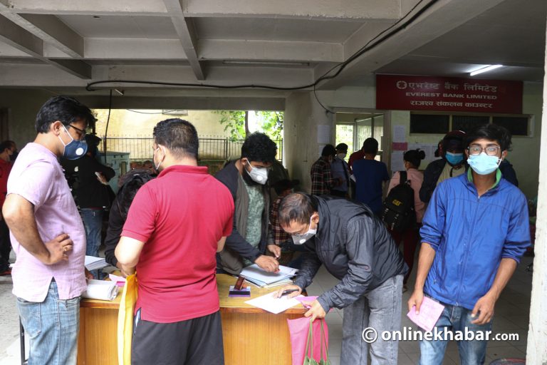 सरकारी कार्यालयमा कोरोनाको डर छैन, बिल तिर्ने पिरलो !