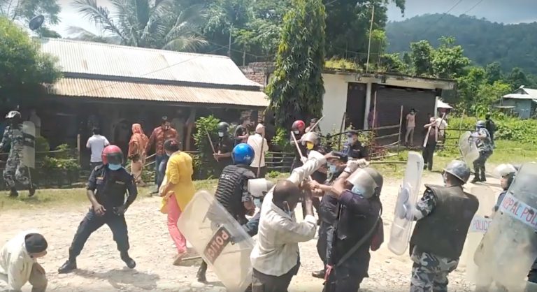 उदयपुरको बेलकामा प्रहरी र प्रदर्शनकारीबीच झडप
